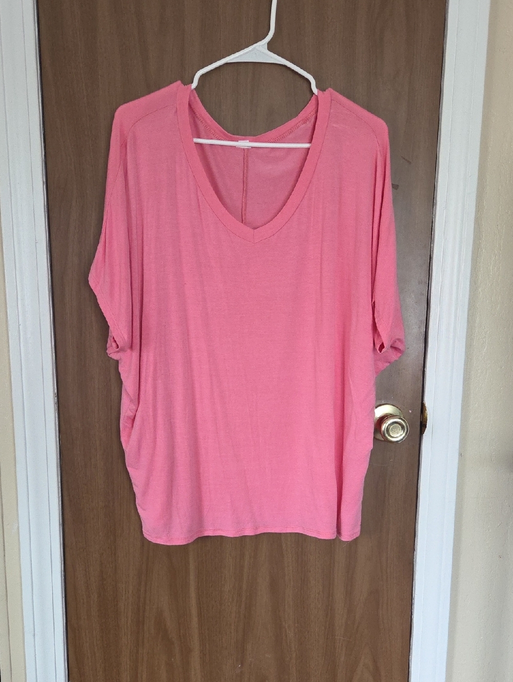 Relaxed V-Neck Short Sleeve Tee in Pink